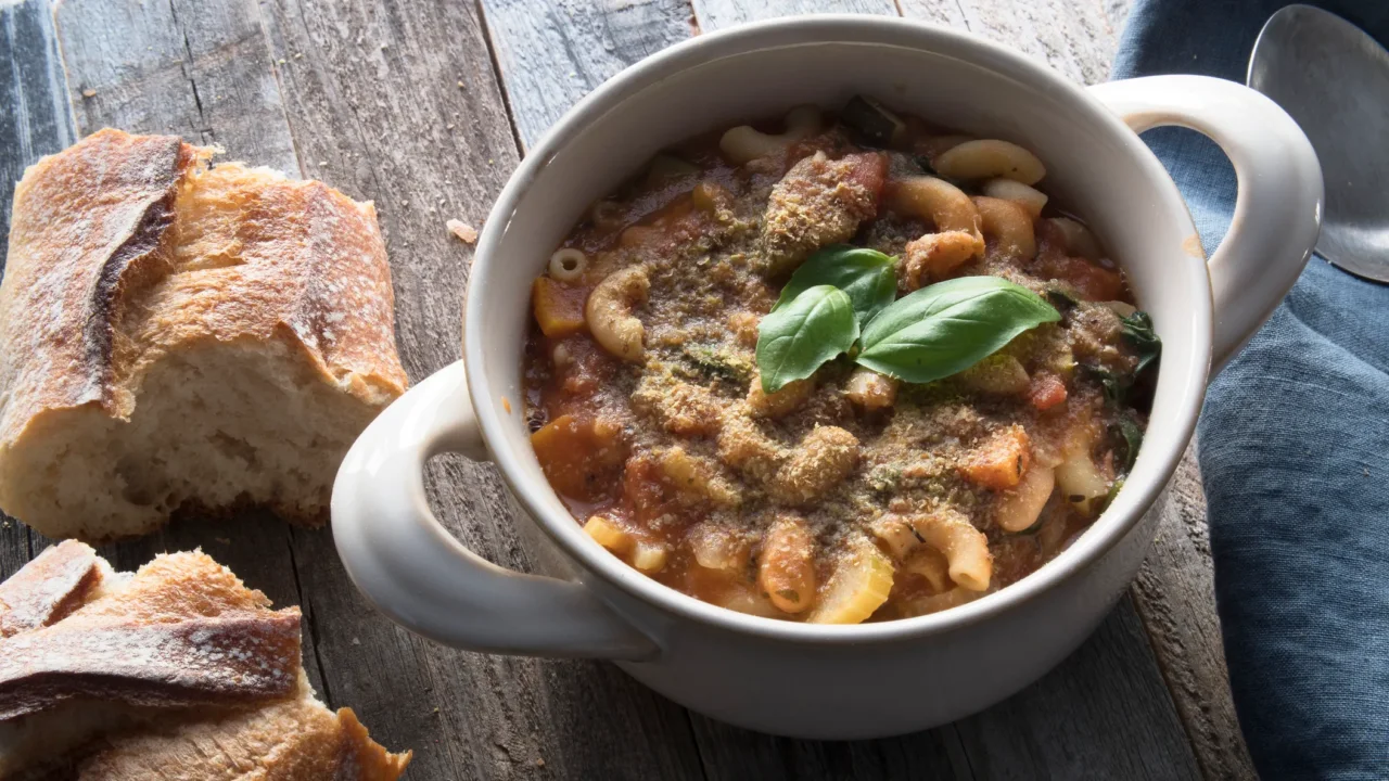 Minestrone vellutato con il trucco per far mangiare le verdure ai bambini