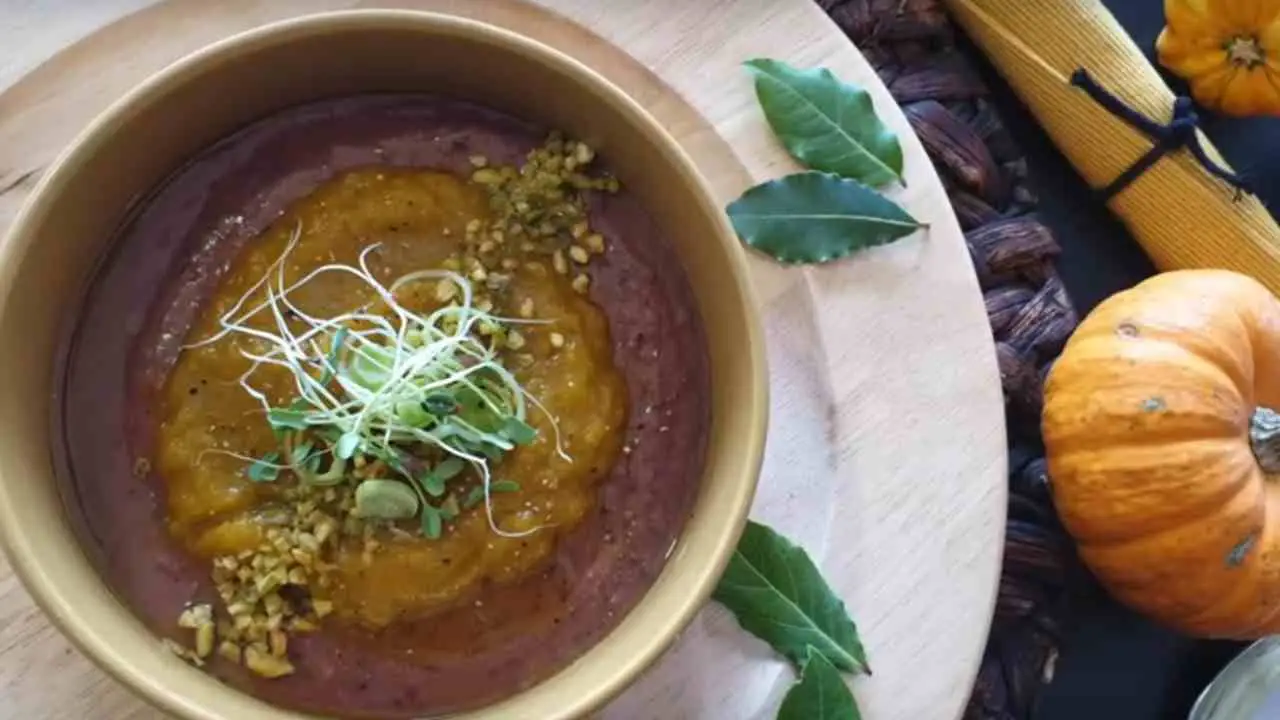 La minestra calda e nutriente che fa il pieno di energia con pochi ingredienti