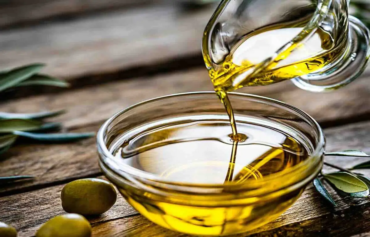 Come capire se l’olio d’oliva è autentico? Il test da fare in cucina in pochi secondi